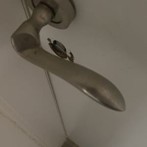 ידית דלת מתכתית עם סימני שחיקה