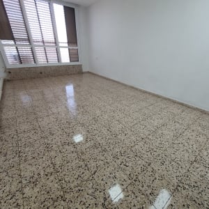 רצפה נקייה ומבריקה בחדר ריק עם חלון גדול