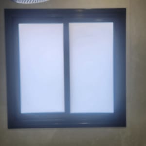 חלון עם מסגרת אלומיניום כהה