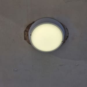 תאורה מותקנת על קיר עם כלי עבודה