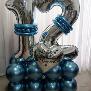בלונים כסופים וכחולים עם מספר 12 ולב