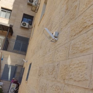 תאורת חוץ מותקנת על קיר אבן של בניין