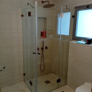 מקלחון זכוכית עם ראש מקלחת נחושת