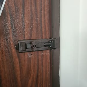 בריח מתכת על דלת עץ חומה