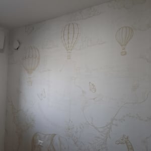 טפט עם בלונים פורחים, פרפרים ופילים על קיר חדר ילדים