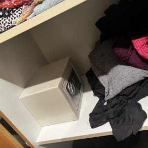 כספת בתוך ארון עם בגדים מקופלים