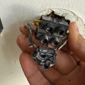 חוטי חשמל שרופים ביד אדם