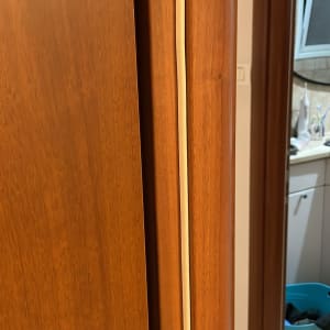 דלת עץ חומה עם פס איטום בהיר