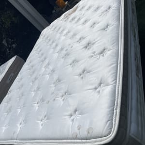 מזרן לבן עם עיטורים על רקע חיצוני