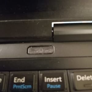 מקלדת מחשב עם מקשים שונים כולל Home ו-Delete