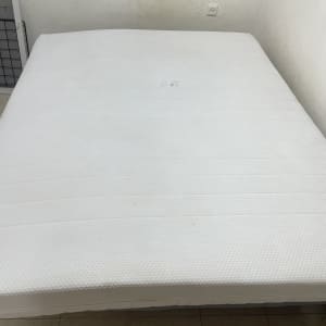 מזרן לבן בחדר, מתאים לניקוי ספות