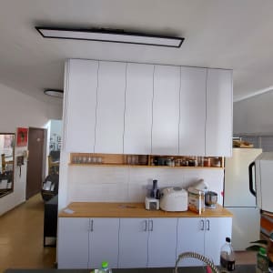 מכשירי מטבח על מדף עץ במטבח מודרני