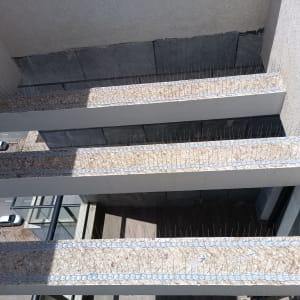 דוקרנים מותקנים על מדפים למניעת קינון יונים