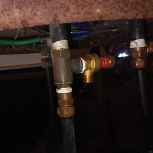 צנרת וחיבורים מתכתיים של דוד שמש