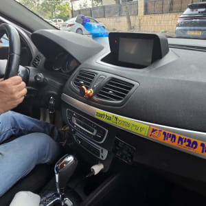 מבט על תא הנהג והדשבורד ברכב עם מסך מולטימדיה