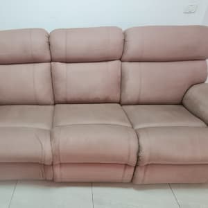 ספה ורודה עם כתמים על המושב