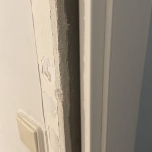 דלת עם מסגרת מתקלפת וקיר חשוף
