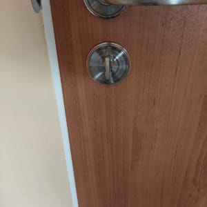 ידית ודלת עם מנעול מתכת עגול