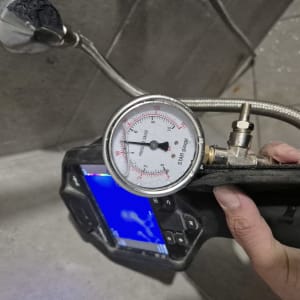 מד לחץ מחובר לצינור גמיש עם מסך תצוגה