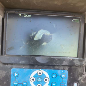 מסך תצוגה עם תמונה תת-מימית וכפתורי שליטה