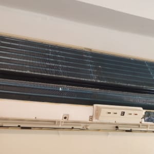 יחידת מיזוג אוויר פתוחה עם רכיבים פנימיים גלויים