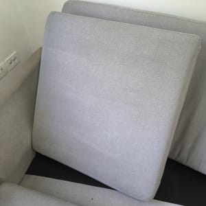 כריות ספה אפורות מונחות זו על זו