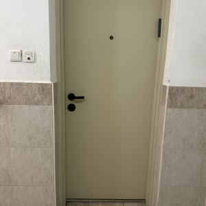 דלת בצבע בז