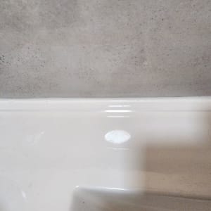 חיבור בין קיר לאמבטיה עם אריחים