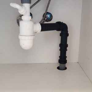 צנרת פלסטיק מתחת לכיור עם מחברים