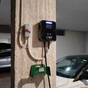 עמדת טעינה לרכב חשמלי עם כבל חשמל על עמוד