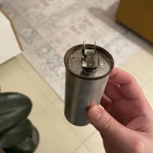 קבל מתכת לאוויר מזגן מוחזק ביד