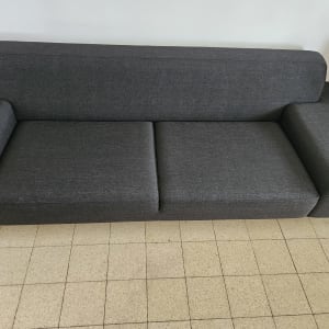 ספה אפורה נקייה על רצפת אריחים