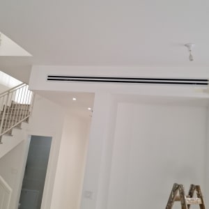 קיר גבס עם פתח מיזוג אוויר ותאורה