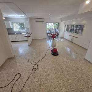 חדר ריק עם מכונת ניקוי על רצפה