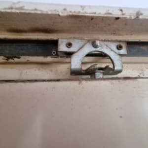 מסילה מתכתית עם גלגלת לדלת הזזה