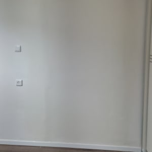 קיר גבס עם שקעי חשמל ורצפת עץ