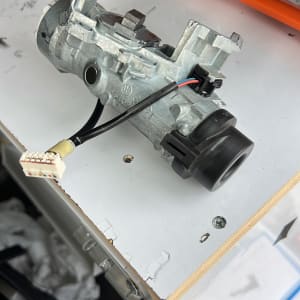 מנעול רכב על שולחן עבודה עם כלים