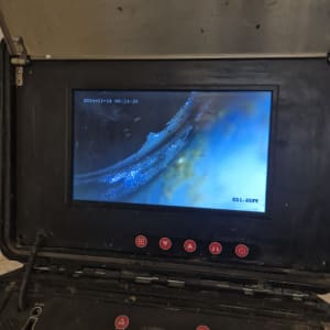 מסך תצוגה עם תמונה של צינור וממשק כפתורים