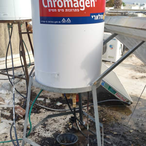 דוד שמש מותקן על גג עם צנרת וחיבורים