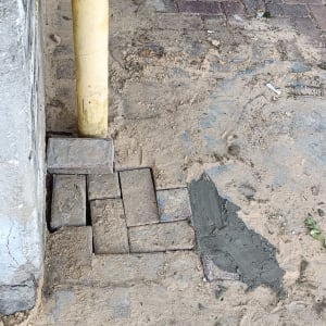 ברז כיבוי אש אדום על עמוד צהוב