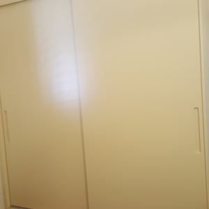 ארון בגדים עם דלתות הזזה לבנות