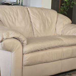 ספה מרופדת בצבע בז