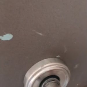 תמונה של מנעול בדלת עם כלי עבודה