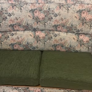 כריות ירוקות על ספה עם ריפוד פרחוני