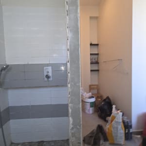 חדר אמבטיה בשיפוץ עם אריחים וכלים