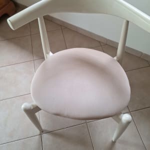 כיסא עם ריפוד מושב בצבע בז