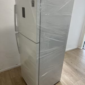 מקרר עטוף בניילון עומד בחדר ריק