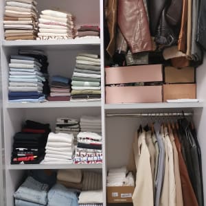 ארון בגדים מסודר עם בגדים מקופלים ותלויים