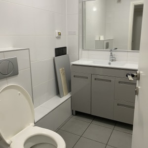 שירותים נקיים עם כיור ומראה