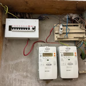 לוח חשמל עם חוטים ומפסקים